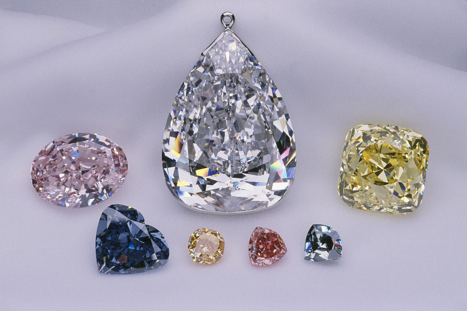 Kolekcja Splendour of Diamonds wystawiana w Smithsonian Museum w Waszyngtonie w lecie 2003 roku z Millenium Star czystość FL pośrodku