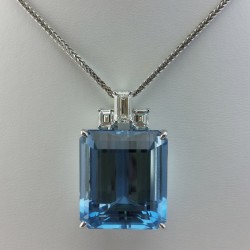 Złoty wisiorek z akwamarynem 42.00 ct i 3 diamentami 1.30 ct