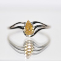 Pierścionek z 0.39ct Fancy Yellow Diamentem Certyfikat Wysokiej Rady Diamentów w Antwerpii